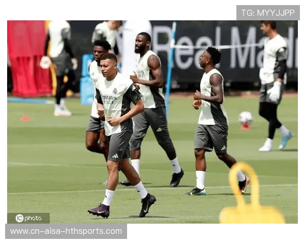 姆巴佩训练间隙为小粉丝讲故事，温馨画面疯传